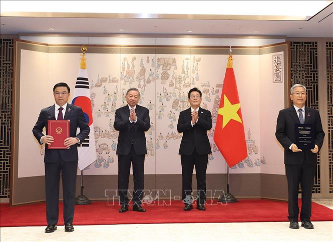 Tong Bi thu To Lam va Tong thong Han Quoc Lee Jae Myung chung kien le trao Ban ghi nho hop tac ve phat trien nguon nhan luc trong linh vuc nang luong hat nhan giua Tap doan Cong nghiep Nang luong quoc gia Viet Nam va Tap doan Dien luc Han Quoc. Anh: TTXVN