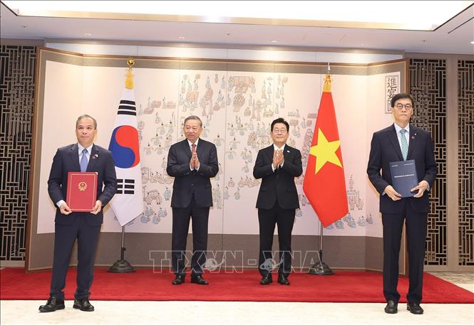 Tong Bi thu To Lam va Tong thong Han Quoc Lee Jae Myung chung kien le trao Ban ghi nho giua Ngan hang nha nuoc Viet Nam va Ngan hang Trung uong Han Quoc ve hop tac va ho tro ky thuat lien quan den hoat dong Ngan hang Trung uong. Anh: TTXVN