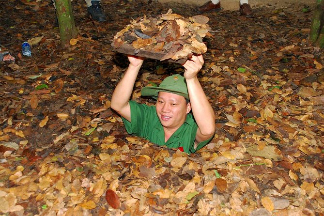 Huong dan vien chi cach cho du khach huong “tham nhap” dia dao Cu Chi. Anh: Viator