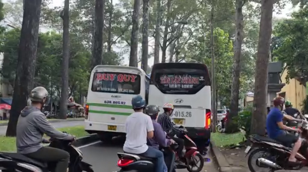 Hinh anh 2 xe khach dung chan toan bo loi di tren duong Ngo Gia Tu khien nhieu nguoi phai leo len via he de di chuyen. Anh: Dong Hoang