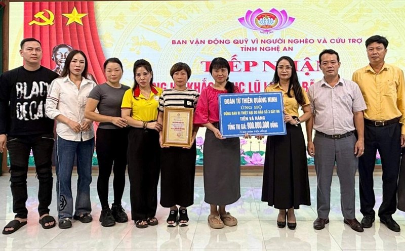 The Vietnam Fatherland Front Committee of Nghe An province received the volunteer heart of the volunteer group of Quang Ninh province. Photo: Ngoc Anh