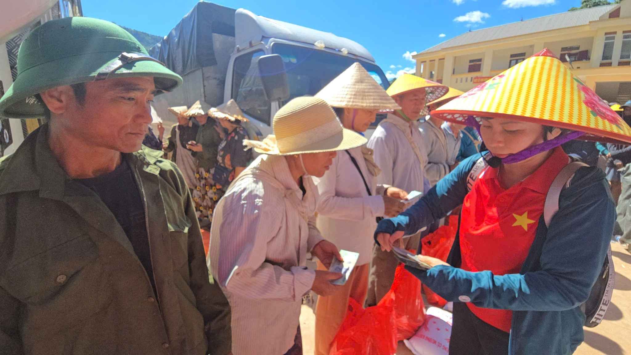 Nhung phan qua thiet thuc tu doan thien nguyen Quang Ninh duoc trao tan tay ba con vung lu Nghe An. Anh: Ngoc Anh