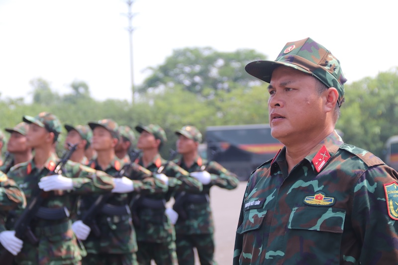 Behind the parade is the silent sacrifice of the teachers. Photo: Nguyen Linh
