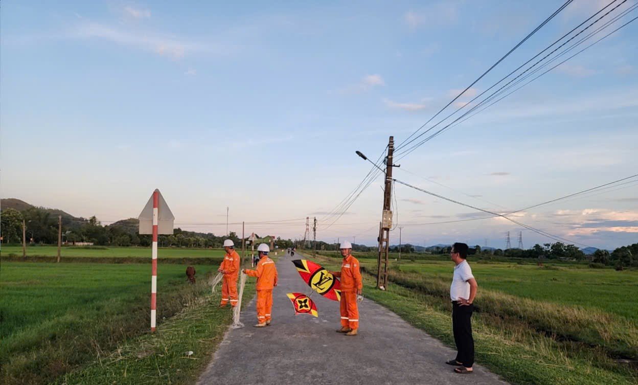 Vào 17h30 ngày 30.7, tại thôn Tân Thắng, xã Tứ Mỹ (Hà Tĩnh), 2 học sinh thả diều đã gây sự cố tại đường dây ĐZ 474E18.2, khiến 10.000 khách hàng mất điện. Ảnh: Sỹ Thông