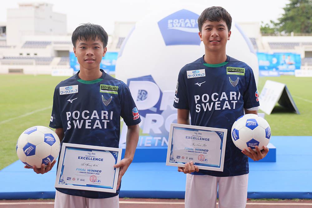 어린 축구 선수 Le Hoang Tuan과 Ha Tuan Kiet은 '일본 축구의 꿈' 결승전 후 일본에서 축구 훈련을 받을 예정입니다. 사진: Ngoc Khue
