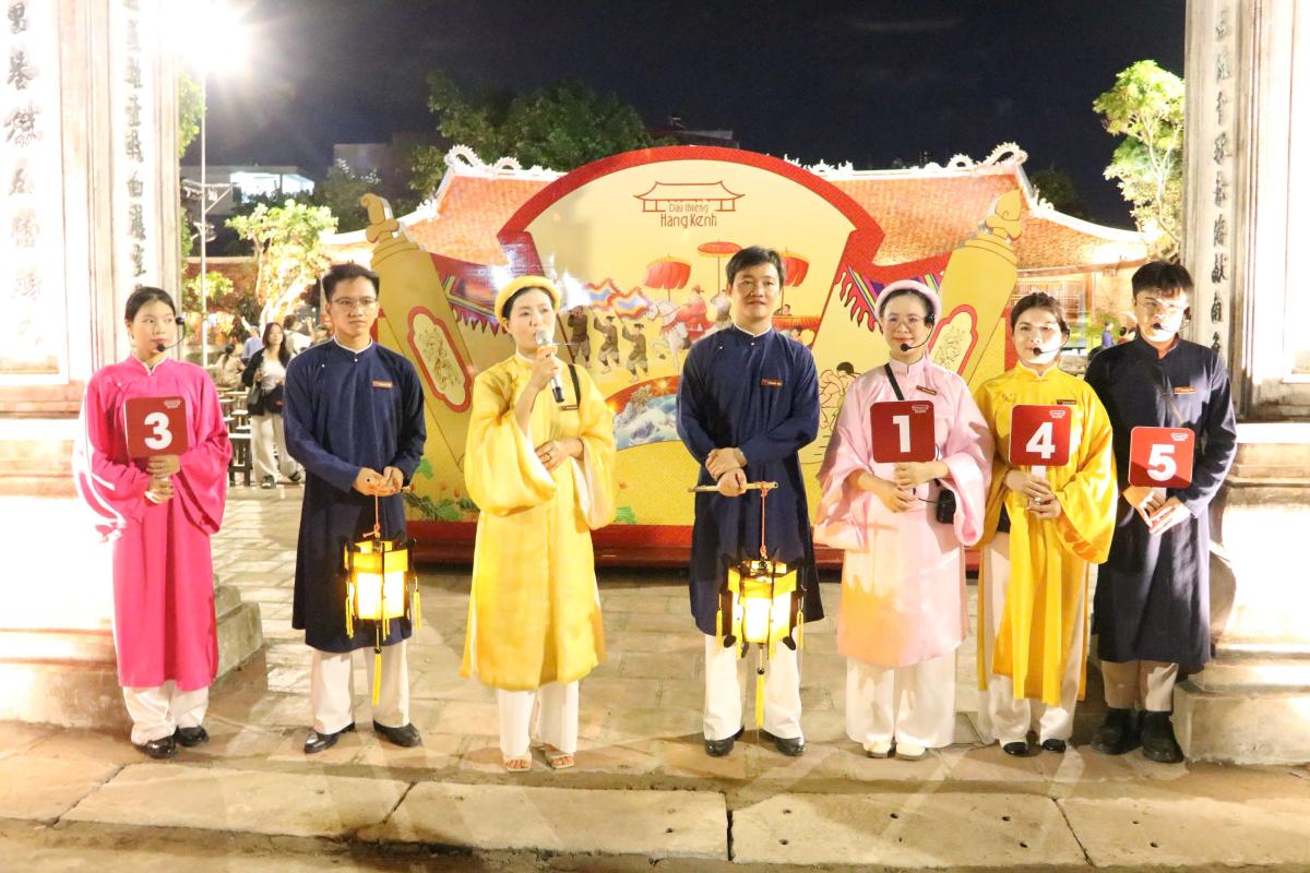Hang Kenh Sacred sign night tour in Hai Phong. Photo: Bang Tam