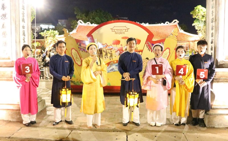 Hang Kenh Sacred sign night tour in Hai Phong. Photo: Bang Tam