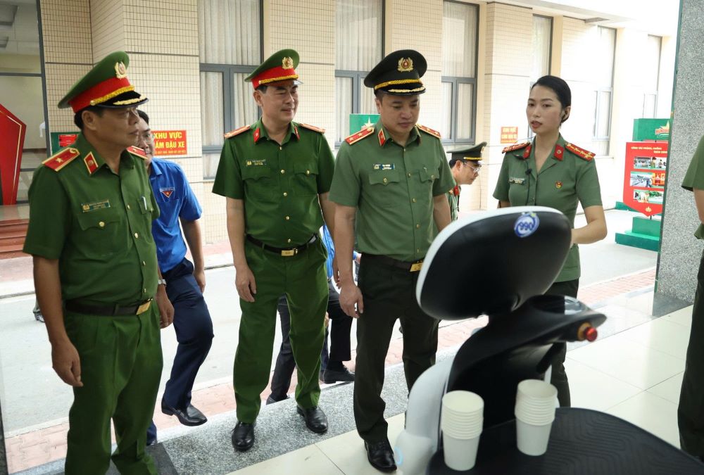 Lanh dao Cong an TP Ho Chi Minh xem mo hinh Robot phuc vu don tiep nguoi dan va ho tro thuc hien thu tuc hanh chinh cong. Ảnh: Manh Linh 