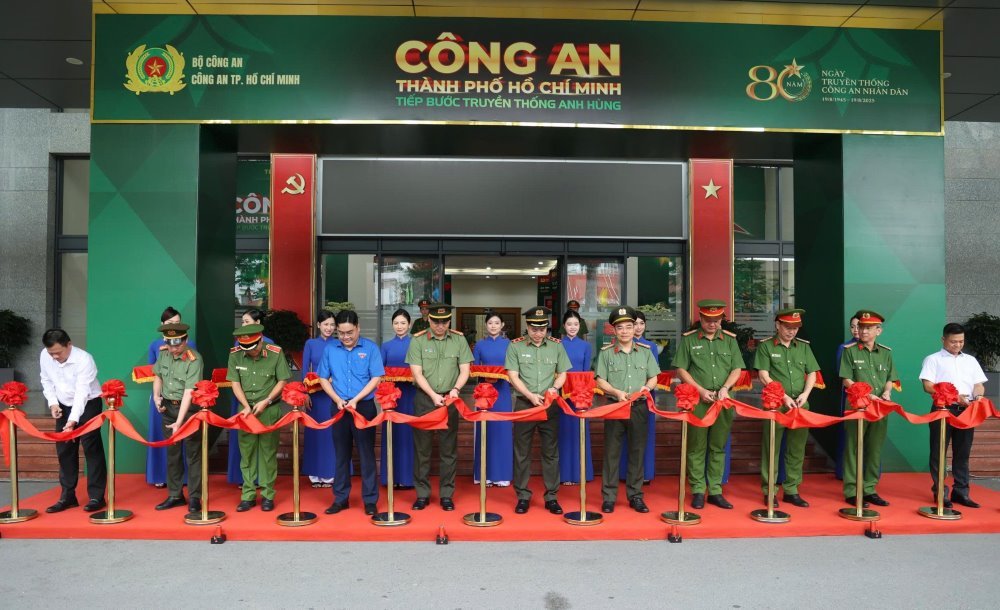 Lanh dao Cong an TP Ho Chi Minh cat bang Trien lam “Cong an Thanh pho Ho Chi Minh - Tiep buoc truyen thong anh hung”. Ảnh: Manh Linh 