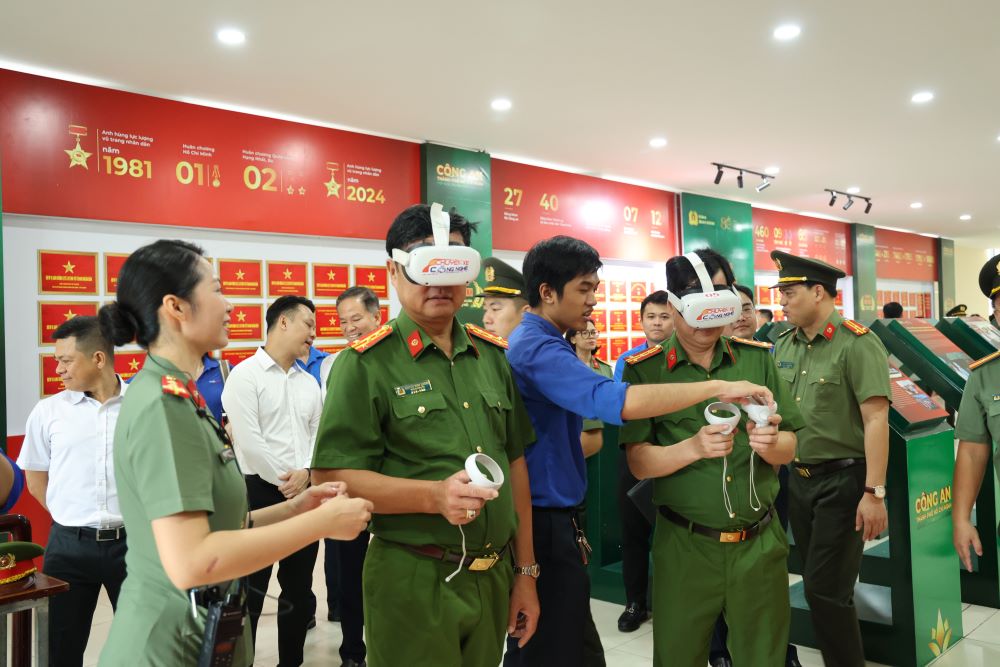 Khu vuc trien lam thuc te ao (VR). Ảnh: Anh Tu