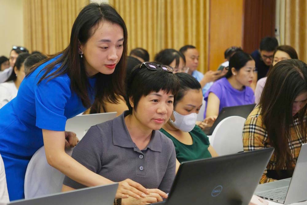 ベトナム銀行労働組合の幹部が「AI応用 - 業務効率の向上」を研修。写真:ベトナム銀行労働組合