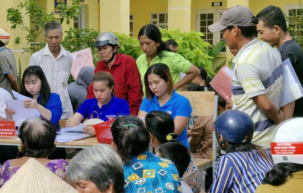 The mobile public administrative service model in My Huong commune, Can Tho city helps people easily access and resolve administrative procedures. Photo: Thach Hong