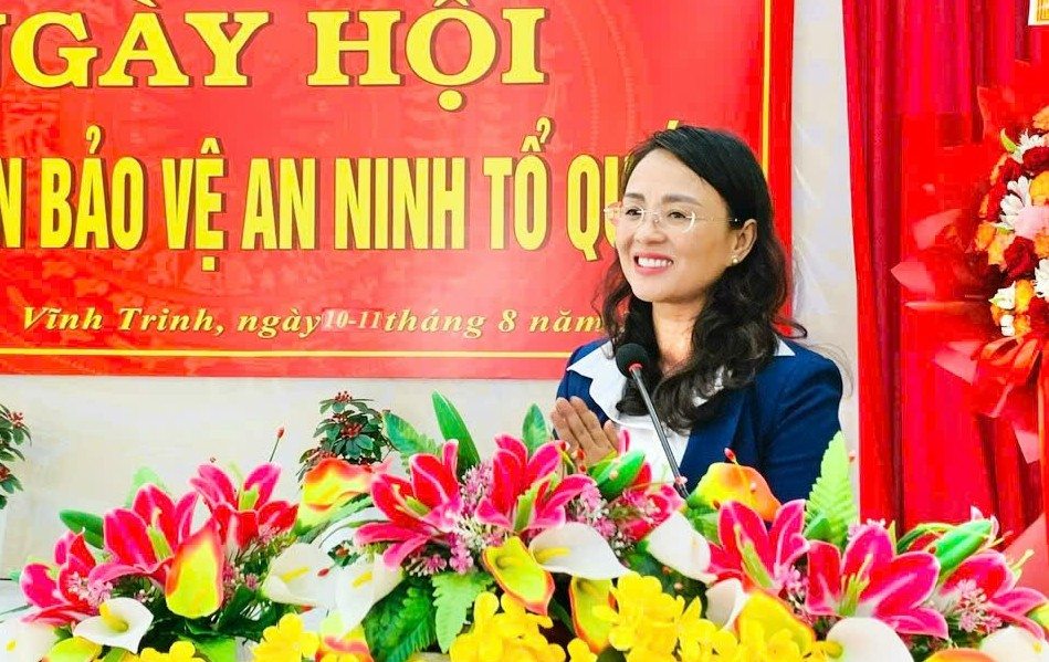 Le Thi Suong Mai 여사 베트남 노동총연맹 집행위원회 위원 찬 시당위원회 위원 찬 시 베트남 조국전선위원회 부위원장 찬 껀터시 노동총연맹 위원장이 축제에서 연설하고 있습니다. 사진: 제공 단위