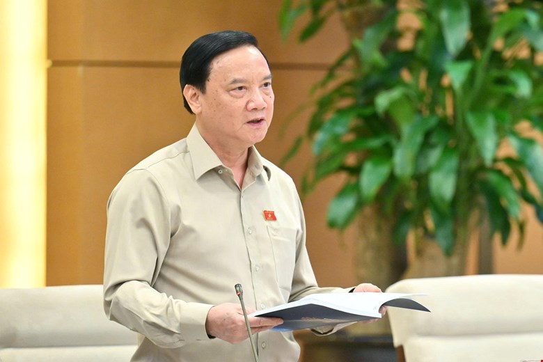 Vice Chairman of the National Assembly Nguyen Khac Dinh said that in our country, it is very difficult for talent from businesses to become civil servants. Photo: Quochoi.vn