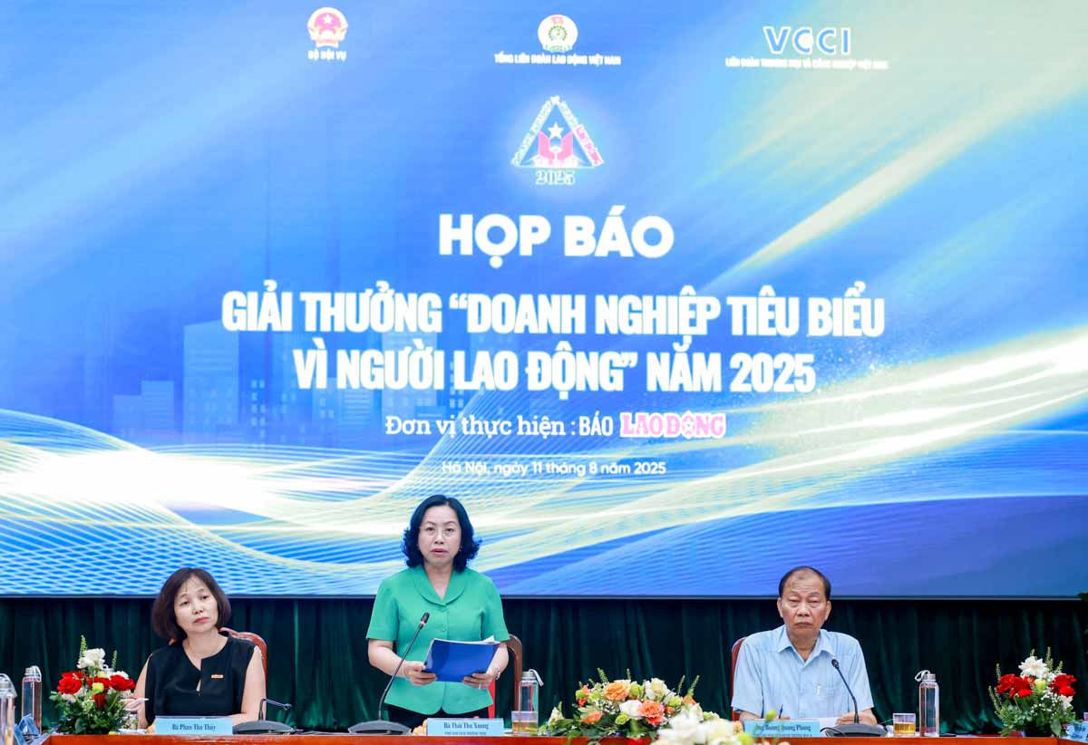타이 투 쓰엉 베트남 노동총연맹 상임 부위원장이 기자 회견에서 발언하고 있습니다. 사진: 하이 응우옌