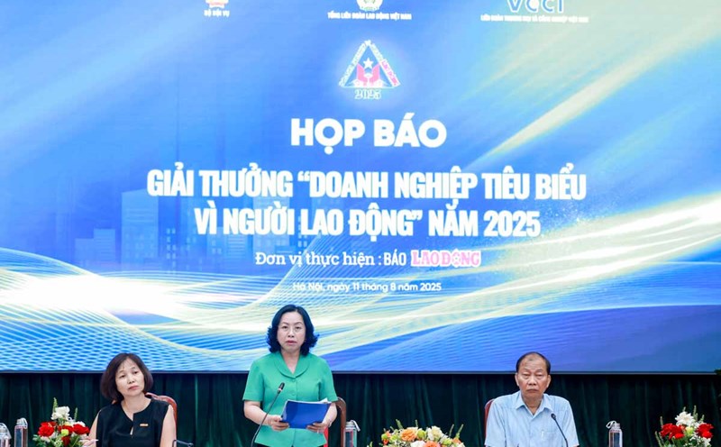 Ms. Thai Thu Xuong - Permanent Vice President of the Vietnam General Confederation of Labor - spoke at the press conference. Photo: Hai Nguyen