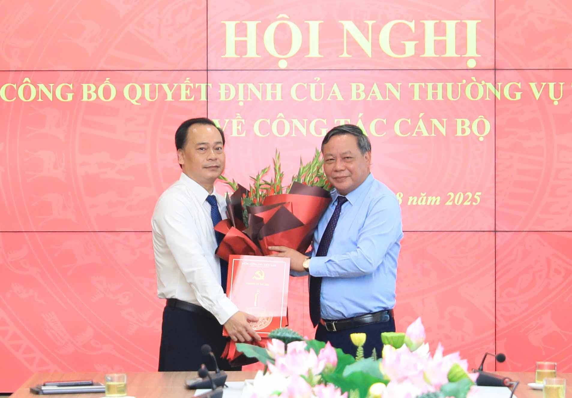 Standing Deputy Secretary of the Hanoi Party Committee Nguyen Van Phong presented the Decision of the Standing Committee of the City Party Committee and presented flowers to congratulate comrade Nguyen Manh Quan. Photo: Quang Thai