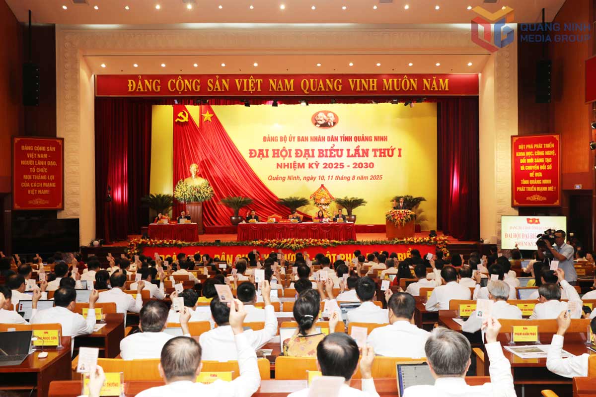 Dai bieu bieu quyet, thong qua cac nghi quyet dai hoi. Anh: Trung tam Truyen thong Quang Ninh