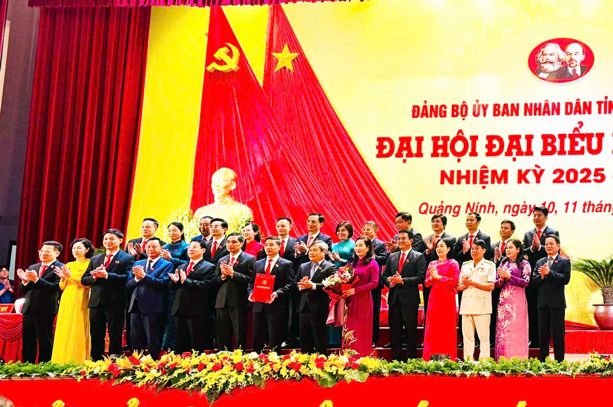 The Executive Committee of the Party Committee of the Quang Ninh Provincial People's Committee, term 2025-2030, was introduced at the congress. Photo: Doan Hung