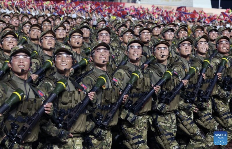 북한군이 평양 수도 김일성 광장에서 군사 퍼레이드를 벌이고 있습니다. 사진: 신화통신