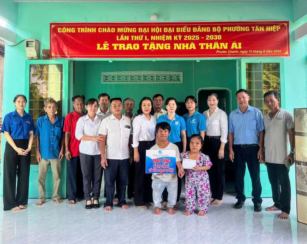 Tan Hiep 구역 Phuoc Chanh Brown 지역의 어려운 가정을 위해 집을 수리하는 데 함께 노력합시다. 사진: Tan Hiep 구역 조국전선위원회