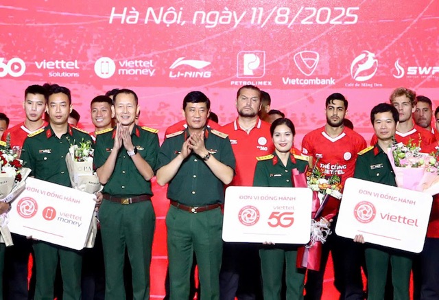 Thieu tuong Do Minh Phuong - Pho Tong Giam doc Tap doan Viettel; Dai ta Do Manh Dung - Giam doc Cong ty The thao Viettel cam on cac don vi dong hanh. 