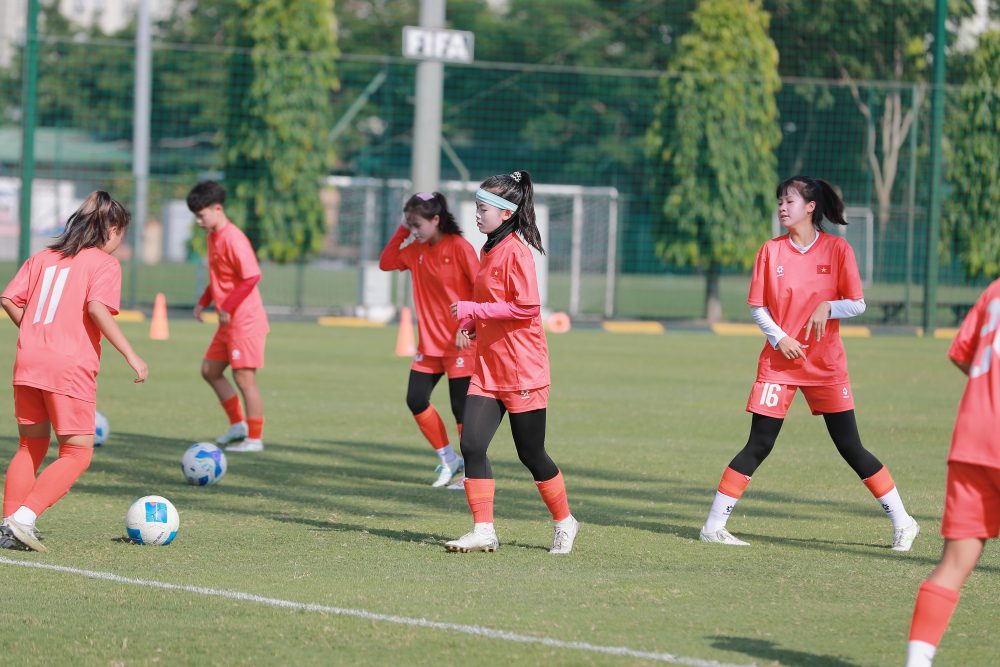 2025년 동남아시아 대회 개막을 앞두고 훈련에 박차를 가하는 U16 베트남 여자 대표팀. 사진: VFF