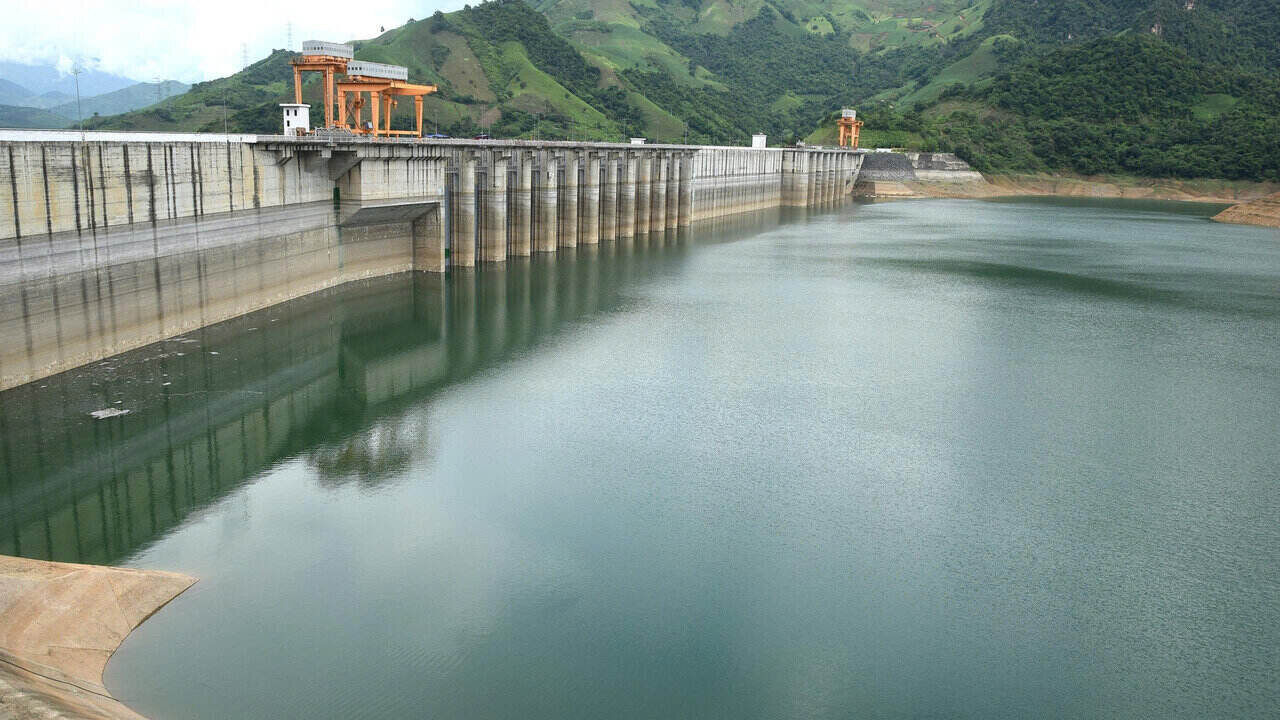 ソンラ水力発電所の湖底放水口1つは、今日の午後4時に開通するよう命じられました。写真:Truong Son