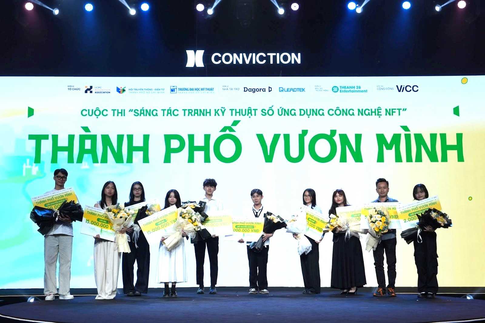 Nhung thi sinh doat giai cao nhat cua cuoc thi sang tac tranh NFT Thanh pho vuon minh. Anh: Xuan Tien