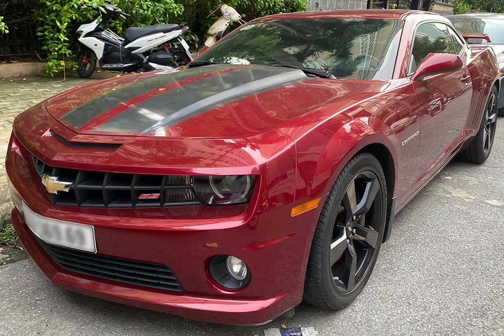 El raro Chevrolet Camaro SS 2010 aparece en las calles de Hanoi. Foto: Viet Khoa