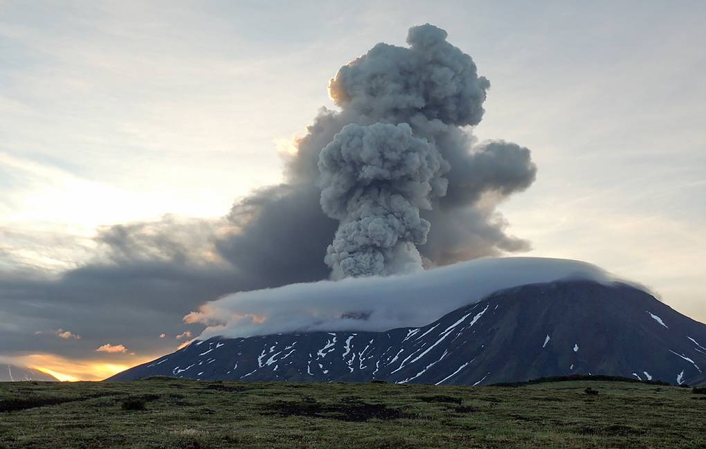 ロシアのクラシェニンニコフ火山が粉塵で噴火。写真:TAS/クローノツキー自然保護区