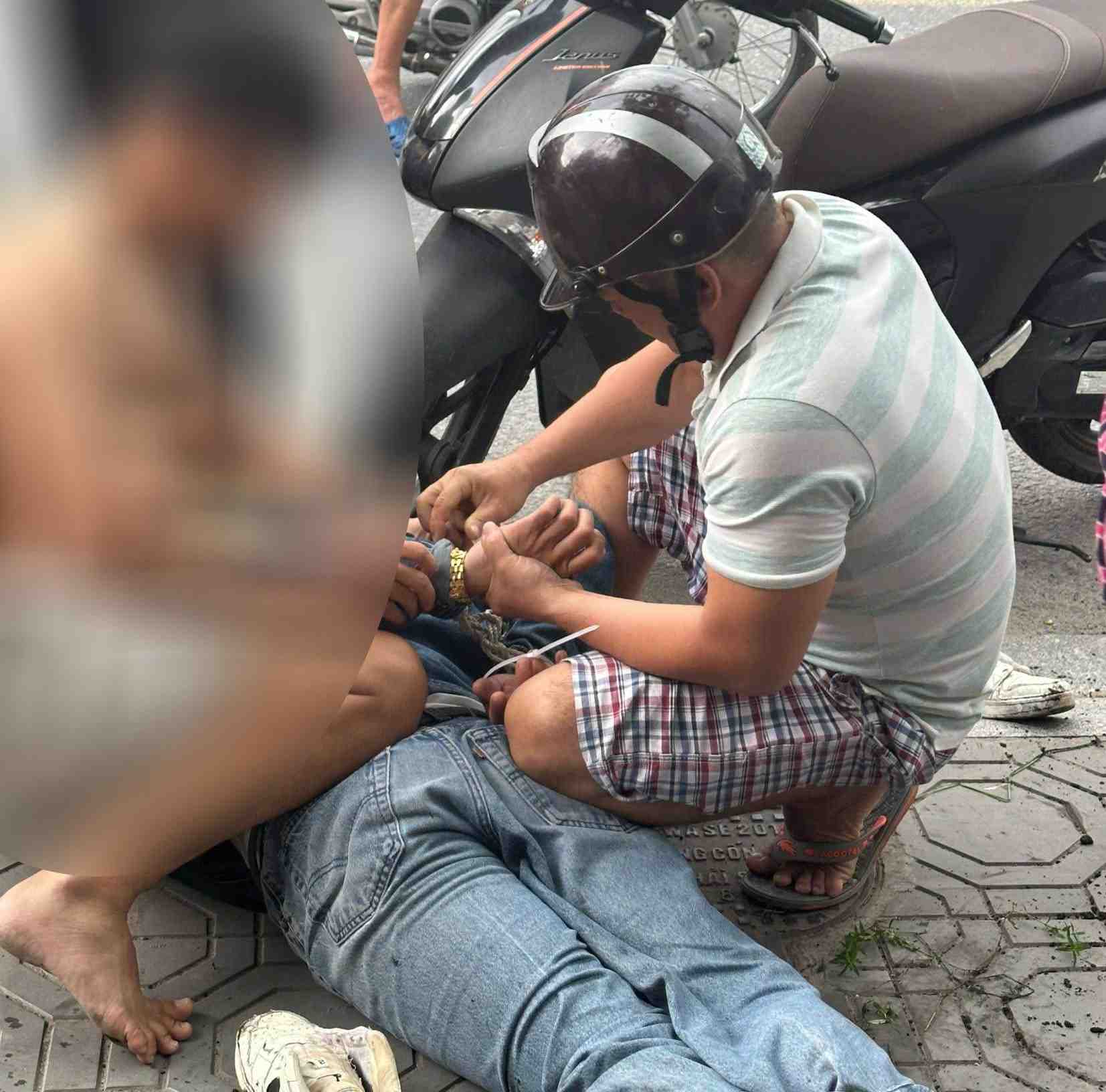 Đối tượng cướp tiệm vàng bị người của tiệm vàng và người dân vây bắt. Ảnh: Bạn đọc cung cấp