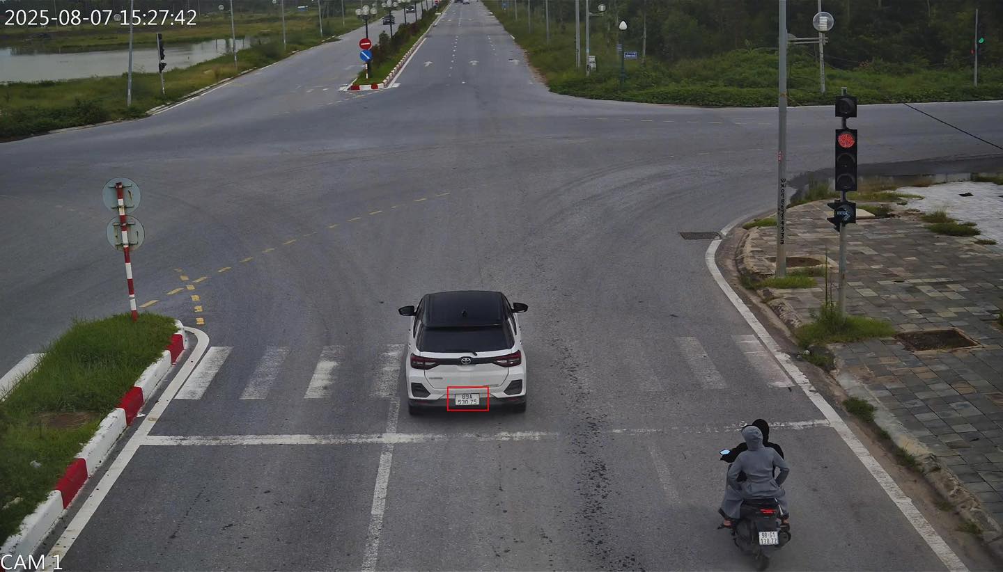 車の飼い主は、BAC NINHの赤信号を冷たく渡して罰せられました。写真：BAC NINH警察
