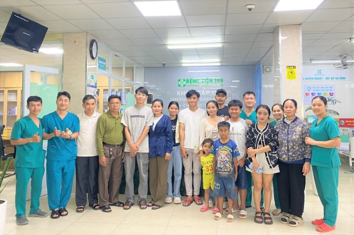 Doan can bo, nguoi dan Lao an tuong voi su tiep don cua y bac si Benh vien 199. Anh: Song Han