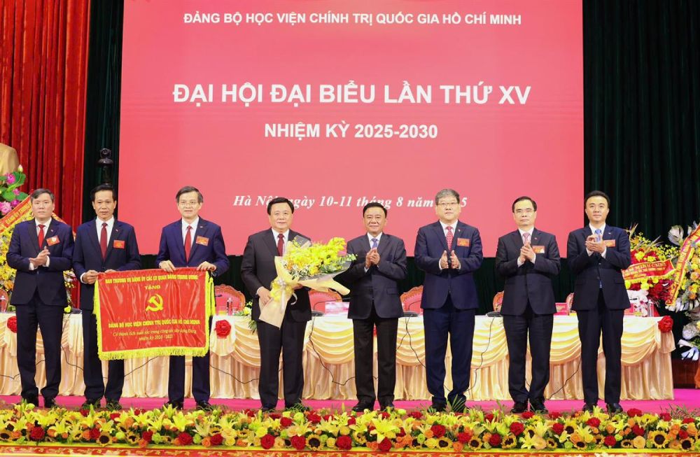 Uy vien Bo Chinh tri, Thuong truc Ban Bi thu, Bi thu Dang uy cac co quan Dang Trung uong Tran Cam Tu trao tang Co thi dua cua Dang uy cac co quan Dang Trung uong cho Dang uy Hoc vien Chinh tri quoc gia Ho Chi Minh. Anh: Van Diep