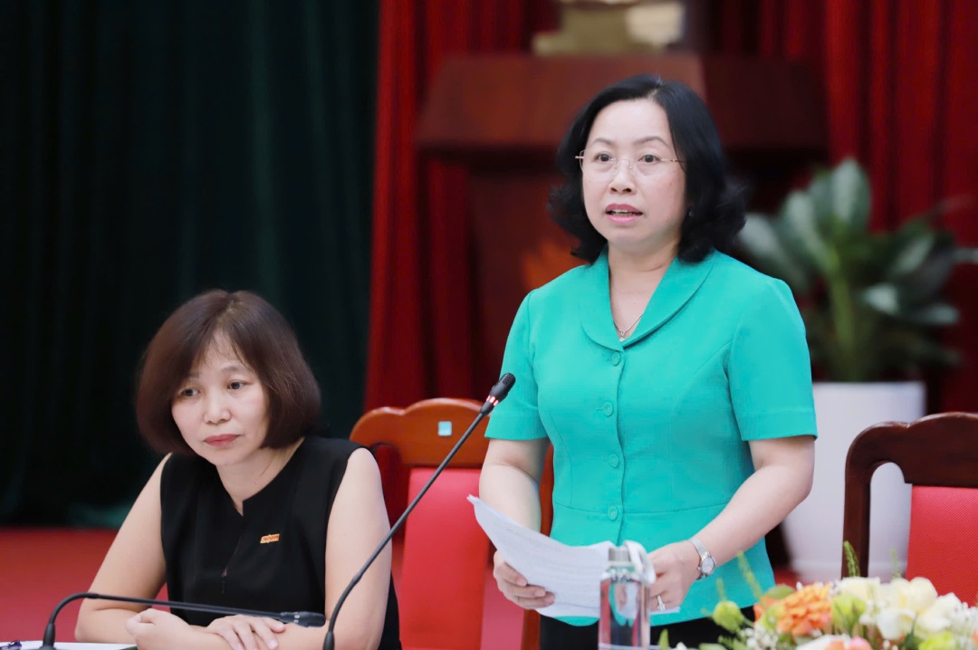 타이 투 쓰엉 베트남 노동총연맹 상임 부위원장이 2025년 노동자를 위한 모범 기업상 기자 회견에서 발언하고 있습니다. 사진: 하이 응우옌