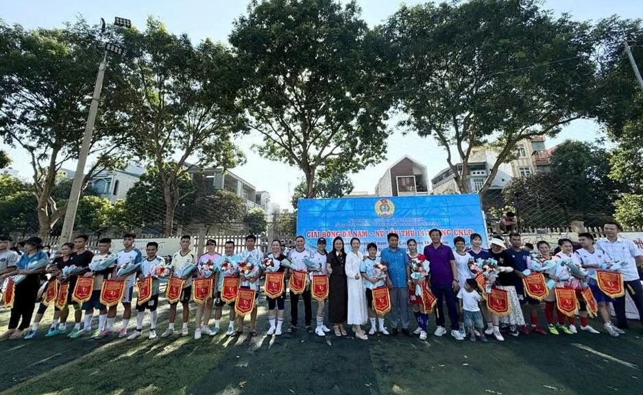 많은 노동자들이 연례 축구 대회에 참가합니다. 사진: 탄호아 노동조합