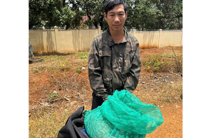 Đối tượng Sáng bị bắt giữ cùng tang vật là con tê tê Java. Ảnh: Công an