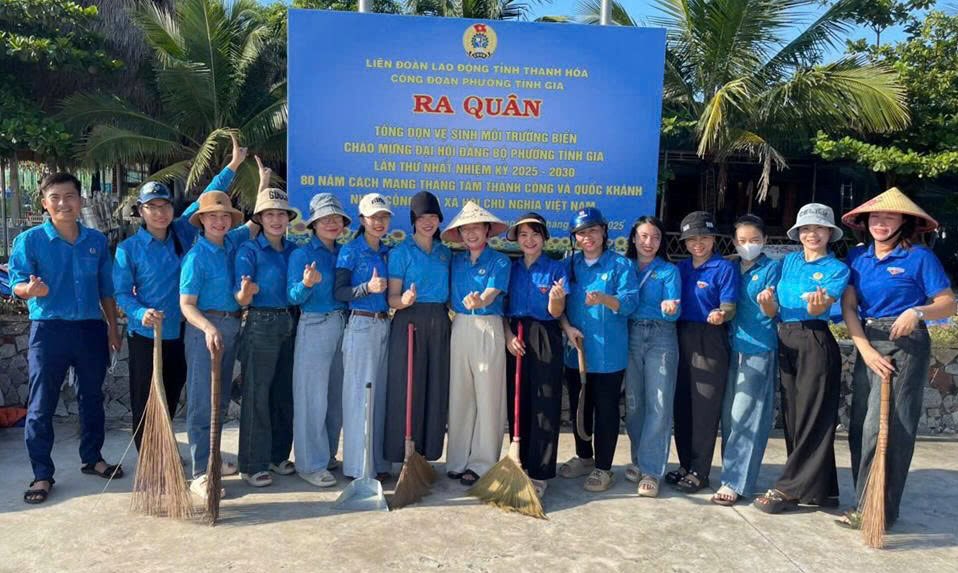 Tinh Gia Ward Trade Union launched a campaign to clean up the Hai Hoa marine environment. Photo: Thanh Hoa Trade Union