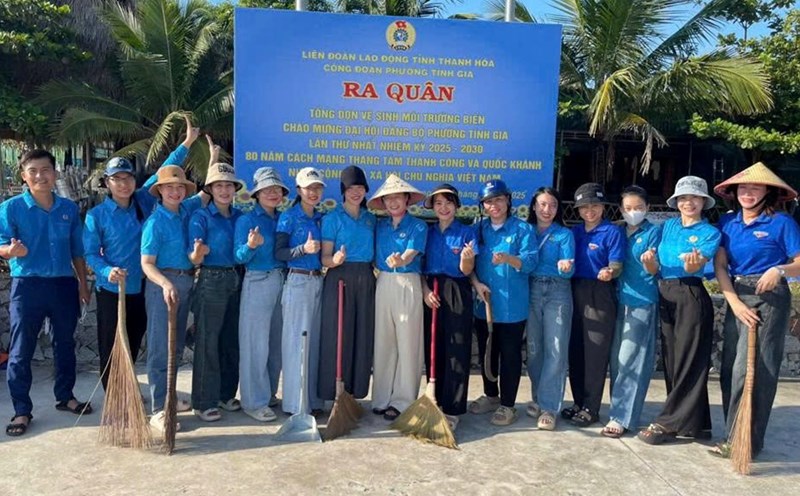Tinh Gia Ward Trade Union launched a campaign to clean up the Hai Hoa marine environment. Photo: Thanh Hoa Trade Union