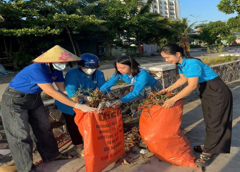 Cac doan vien cong doan tat bat don dep rac tai bien. Anh: Cong doan Thanh Hoa