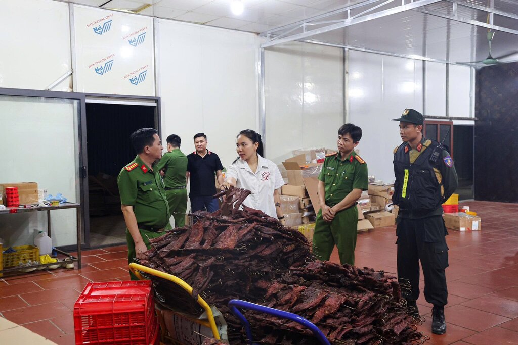 Hàng chục tấn thịt trâu, thịt lợn tươi và thịt sấy khô thành phẩm không đảm bảo vệ sinh an toàn thực phẩm của Công ty TNHH MTV MQ Food chuẩn bị được tuồn ra thị trường. Ảnh: CACC