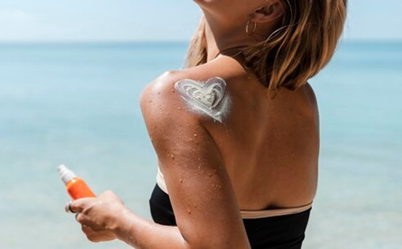 The trend of opposing sunscreen is controversial on social networks. Photo: Thuy Duong
