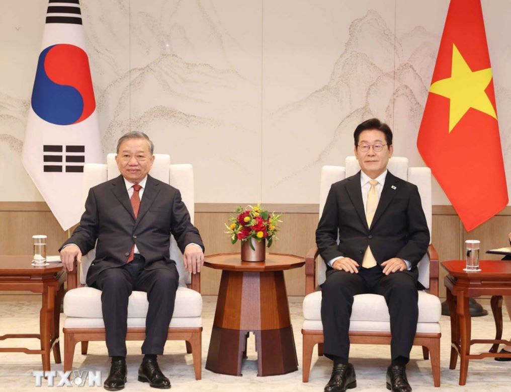 General Secretary To Lam held a small meeting with South Korean President Lee Jae Myung. Photo: VNA