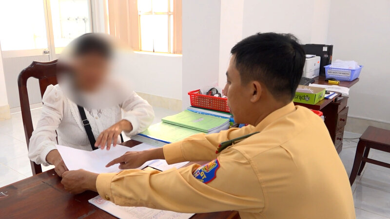 女性ドライバーは1900万人の罰金を科され、禁止された道路の反対方向に進むために4つの運転ライセンスポイントを控除しました。写真：Hoang Loc