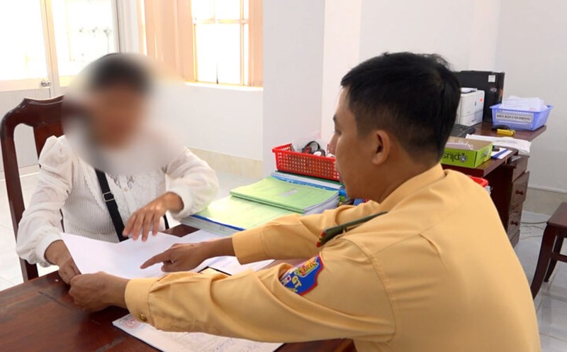 The female driver was fined 19 million VND and had her driving license deducted 4 points for driving in the wrong direction on a prohibited road. Photo: Hoang Loc