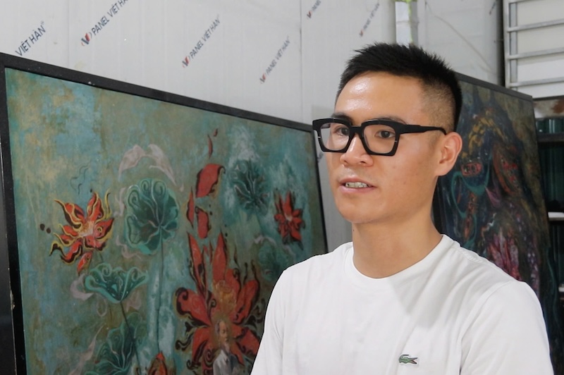 화가 Chu Nhat Quang과 동료들이Khong Mua xuan Doc lap cap 사진: Nguyen Linh 옻칠 예술 전시회를 완성하고 있습니다