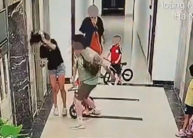 The woman was assaulted in the lobby of the apartment. Photo: Nguyen Long.