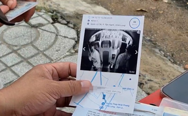 The traffic police made a record with the driver who violated the law and did not wear a seat belt while driving through a surveillance camera check. Photo: Chan Phuc