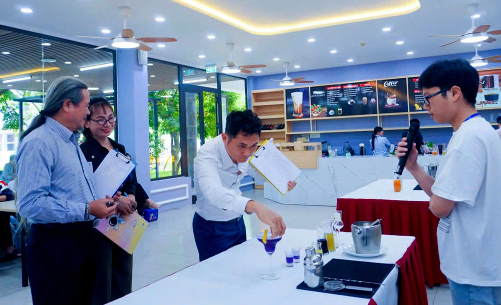 응우한 손비 다낭 노동조합은 2025년 음료 제조 기술 대회를 개최합니다. 사진: Tra Van